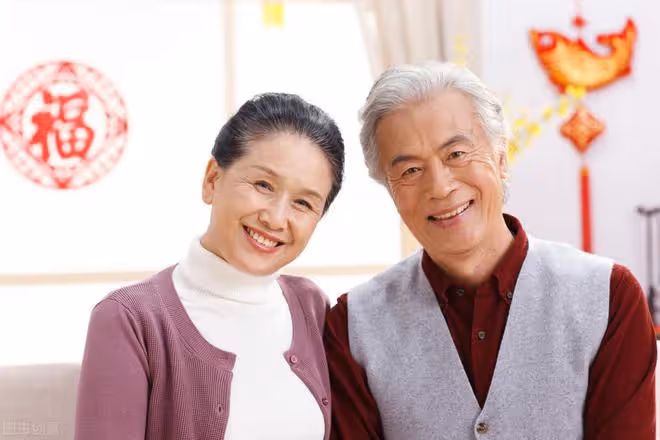 兒子不在了,老漢像父親一樣把兒媳嫁出去,沒想到自己也贏得愛情