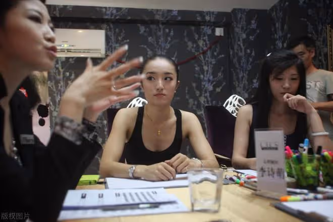 光棍漢相親很現實,問了女人一句,女人也問了光棍漢一句,便散了