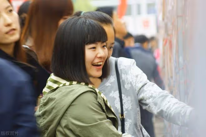 光棍漢相親很現實,問了女人一句,女人也問了光棍漢一句,便散了