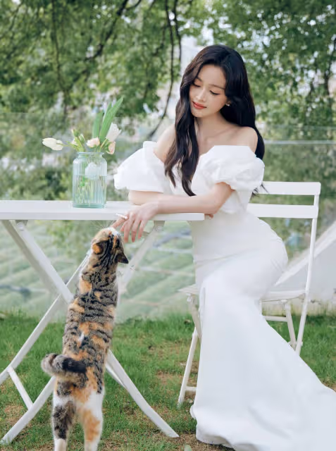 吳宣儀白筒人魚裙造型，瑰麗七彩眼，甜美浪漫