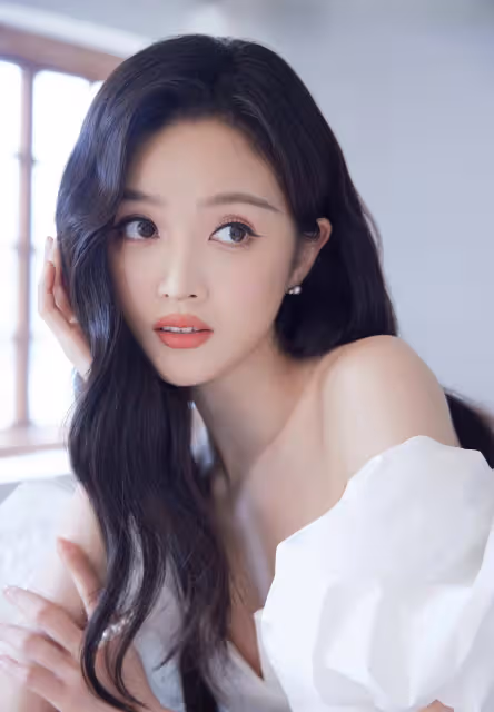 吳宣儀白筒人魚裙造型，瑰麗七彩眼，甜美浪漫