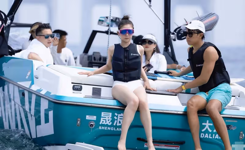 王雷夫婦出海玩衝浪,李小萌穿泳裝白到發光,與老公膚色對比明顯