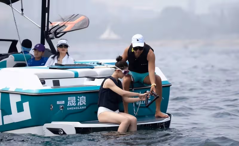王雷夫婦出海玩衝浪,李小萌穿泳裝白到發光,與老公膚色對比明顯