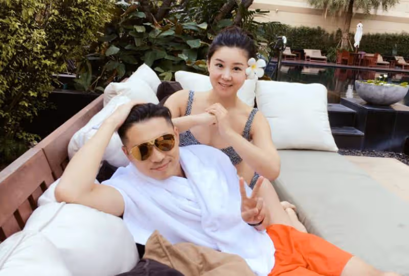 王雷夫婦出海玩衝浪,李小萌穿泳裝白到發光,與老公膚色對比明顯