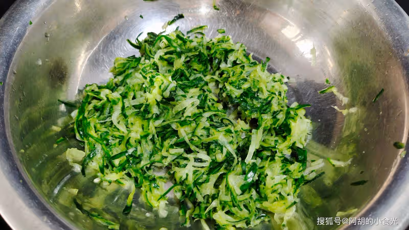 不愧是「天下第一鮮」,夏天用它包餃子,夠鮮美、夠營養,一口一個好過癮