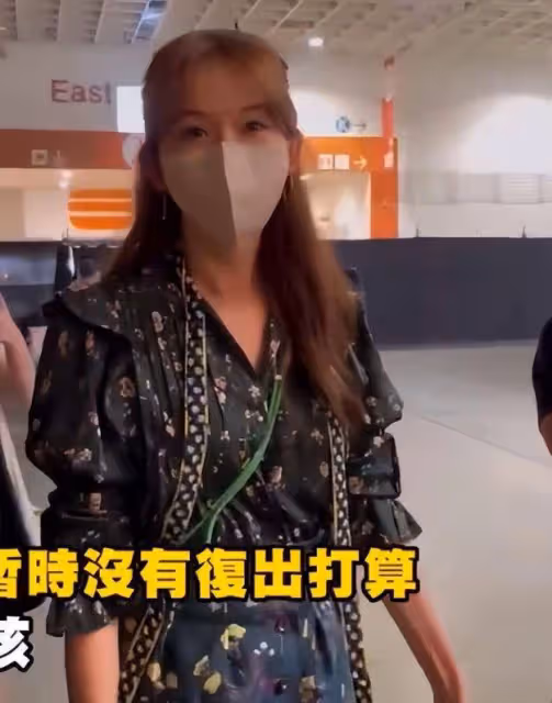 林志玲與老公逛凡爾賽宮,穿百元長裙打扮低調,手牽手感情穩定
