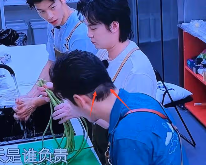 黃曉明《中餐廳》假髮套穿幫,脖子上方頭髮奇怪,像戴了一頂帽子