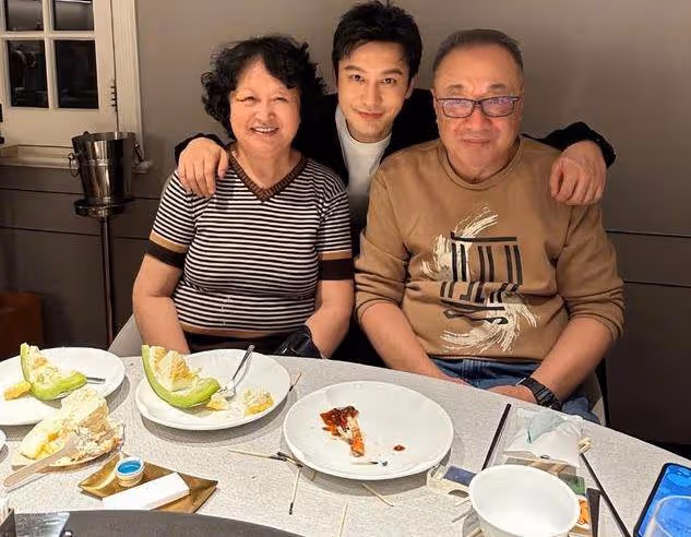 黃曉明《中餐廳》假髮套穿幫,脖子上方頭髮奇怪,像戴了一頂帽子