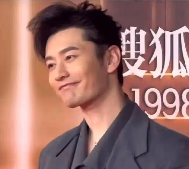黃曉明《中餐廳》假髮套穿幫，脖子上方頭髮奇怪，像戴了一頂帽子