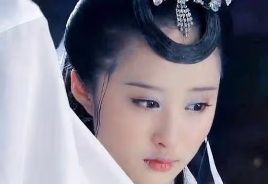 她本該大紅大紫，卻因一張自拍遭張藝謀封，如今嫁人生娃被遺忘