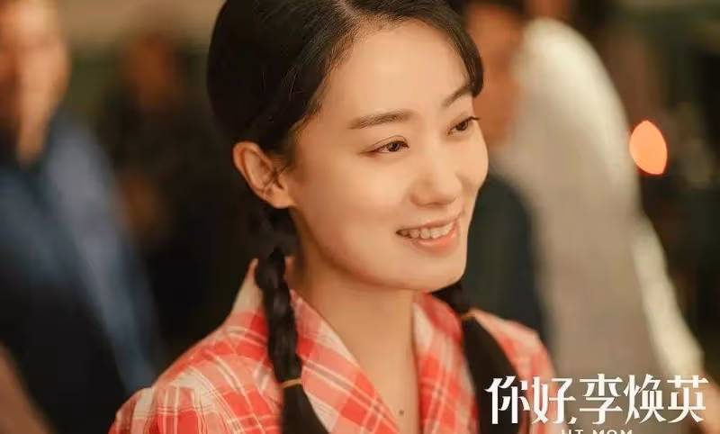 楊冪誰紅跟誰玩?張小斐探班打破了謠言,兩人老同學關係一直很好