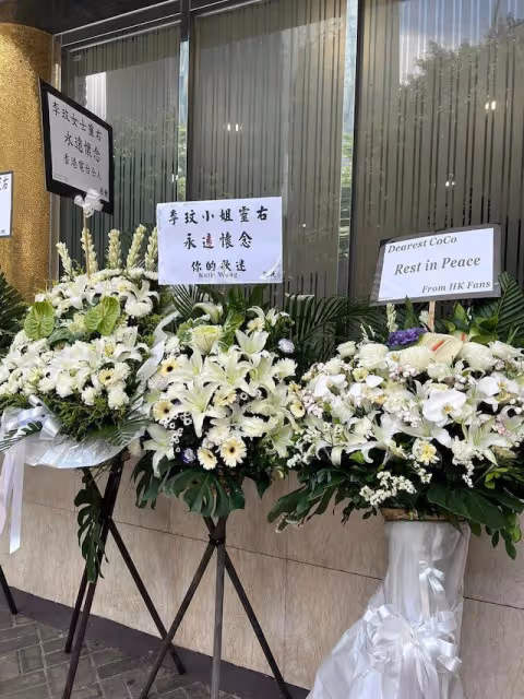 李玟告別式靈堂外景曝光,9位好友致悼詞,粉色花牌擺在大門口