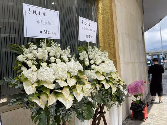 李玟告別式靈堂外景曝光,9位好友致悼詞,粉色花牌擺在大門口