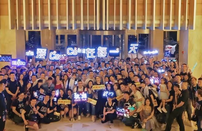李玟告別式靈堂外景曝光,9位好友致悼詞,粉色花牌擺在大門口