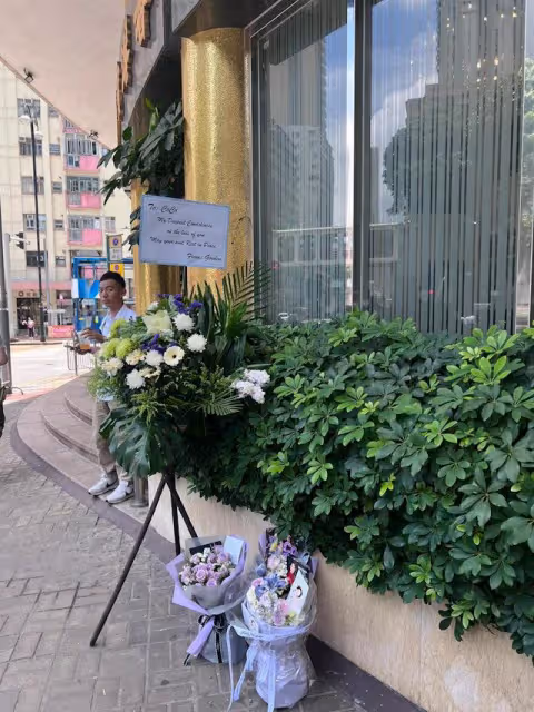 李玟告別式靈堂外景曝光,9位好友致悼詞,粉色花牌擺在大門口