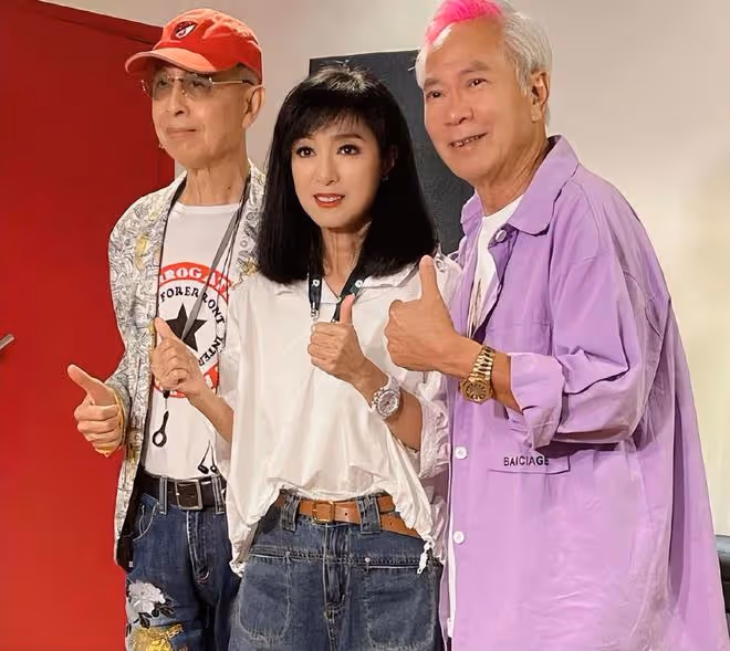 「爺孫戀」小女友秀恩愛,用烏龜駝著玫瑰花,72歲李龍基露出笑容