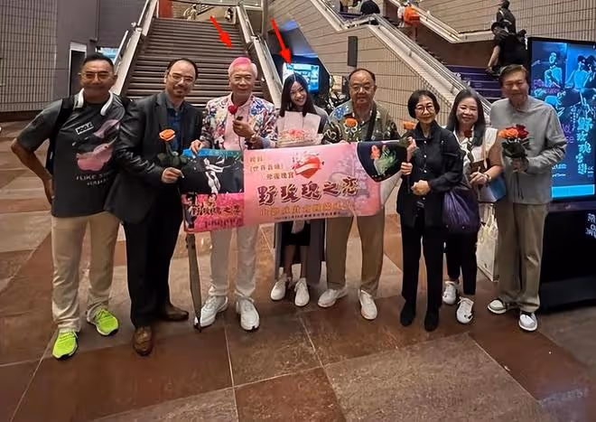 「爺孫戀」小女友秀恩愛,用烏龜駝著玫瑰花,72歲李龍基露出笑容