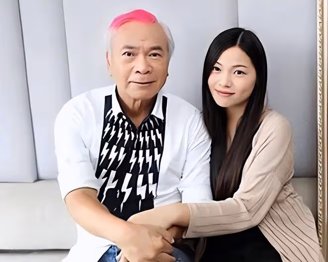 「爺孫戀」小女友秀恩愛,用烏龜駝著玫瑰花,72歲李龍基露出笑容