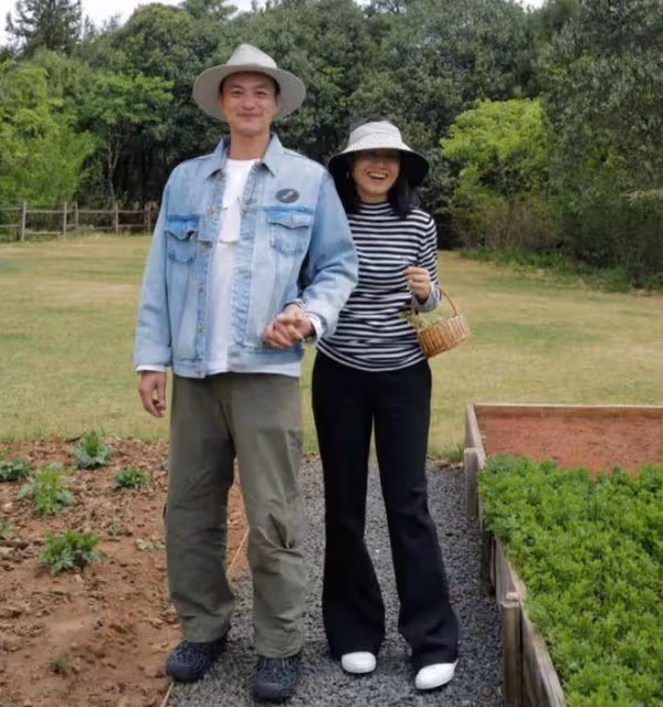 朱丹一家四口出遊，周一圍一人背倆娃秀爸爸力，剪寸頭又帥又年輕
