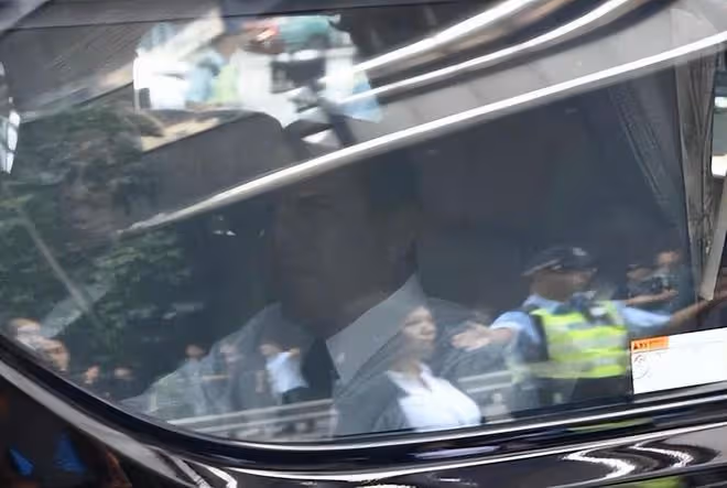 李玟老公和兩個繼女抵達靈堂,3人神情哀傷一身素服交頭接耳