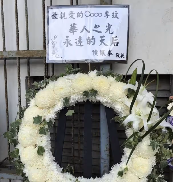 李玟老公和兩個繼女抵達靈堂,3人神情哀傷一身素服交頭接耳
