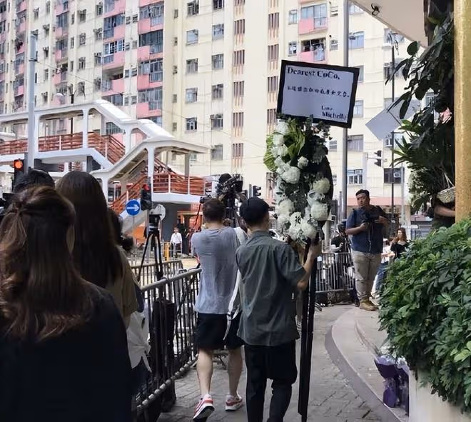 李玟老公和兩個繼女抵達靈堂,3人神情哀傷一身素服交頭接耳