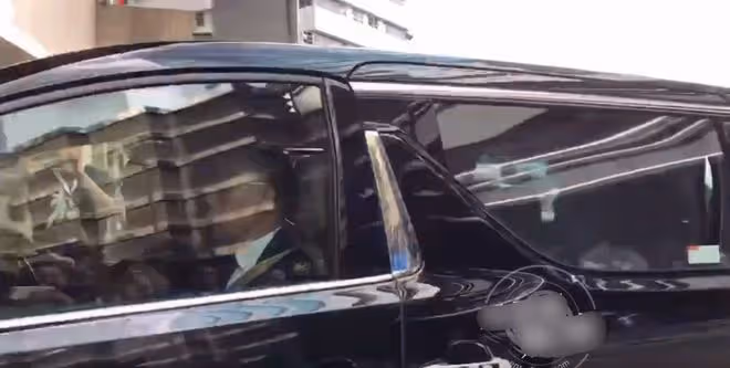 李玟老公和兩位繼女現身追悼會,全程不下車遭炮轟對死者不敬