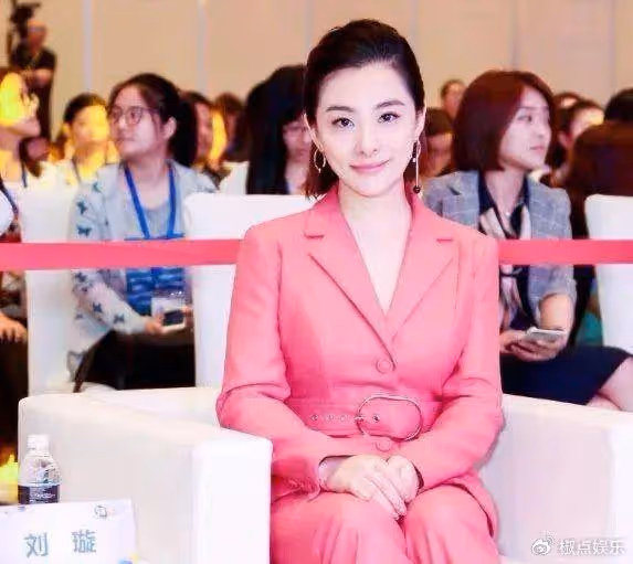 36歲結4次婚，卻嫁給同一人，老公身份曝光，她嫁得比郭晶晶還好