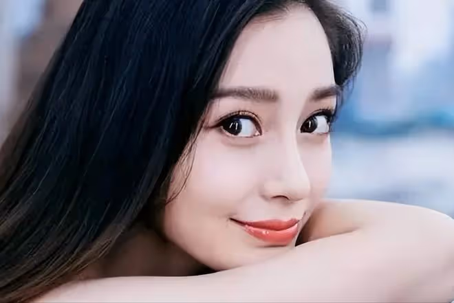 被5位女星驚艷到:白髮不染,不整科技臉,用鬆弛感詮釋優雅老去