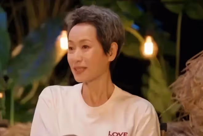 被5位女星驚艷到：白髮不染，不整科技臉，用鬆弛感詮釋優雅老去