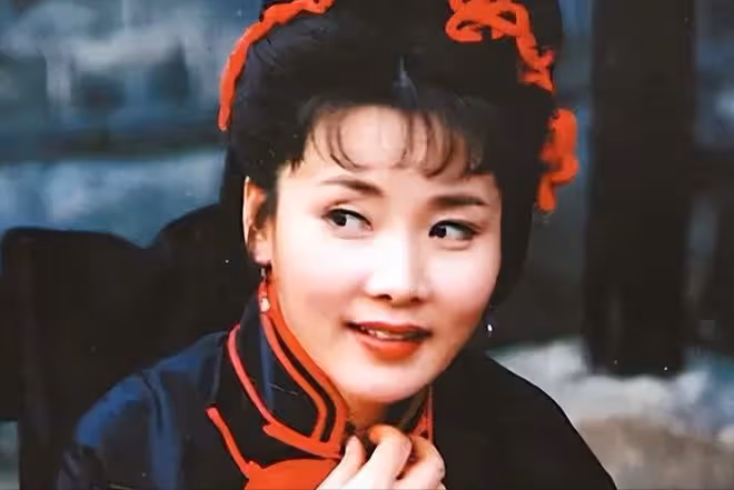 被5位女星驚艷到：白髮不染，不整科技臉，用鬆弛感詮釋優雅老去