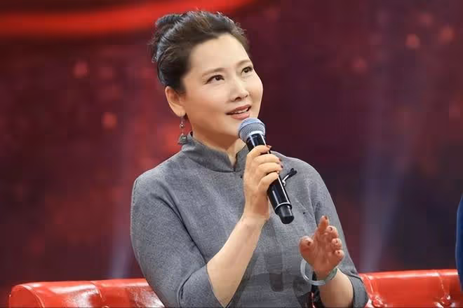 被5位女星驚艷到：白髮不染，不整科技臉，用鬆弛感詮釋優雅老去