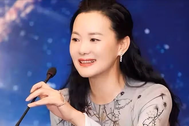 被5位女星驚艷到:白髮不染,不整科技臉,用鬆弛感詮釋優雅老去