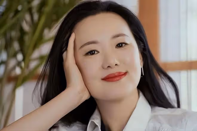 被5位女星驚艷到:白髮不染,不整科技臉,用鬆弛感詮釋優雅老去