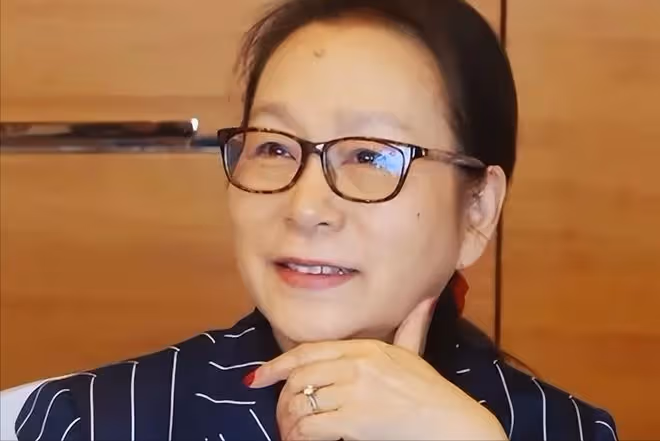 被5位女星驚艷到:白髮不染,不整科技臉,用鬆弛感詮釋優雅老去