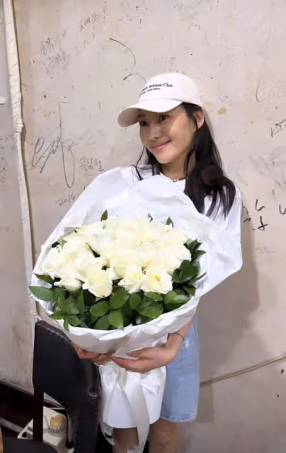 友誼之花綻放動人心弦,宋慧喬為好友送上白玫瑰花束,甜蜜合照愛意滿滿