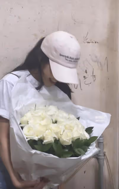 友誼之花綻放動人心弦,宋慧喬為好友送上白玫瑰花束,甜蜜合照愛意滿滿