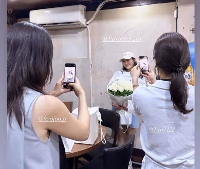 友誼之花綻放動人心弦,宋慧喬為好友送上白玫瑰花束,甜蜜合照愛意滿滿