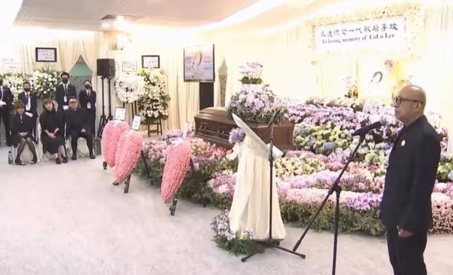 李玟靈堂曝光!紫檀棺木花海簇擁,蕭亞軒痛哭,Bruce僅坐第二排