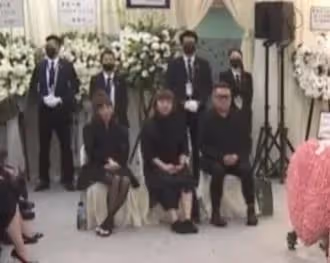 李玟靈堂曝光!紫檀棺木花海簇擁,蕭亞軒痛哭,Bruce僅坐第二排