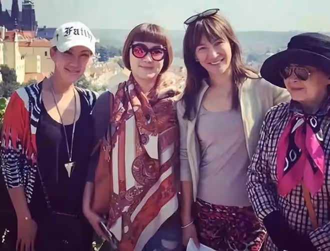 李玟靈堂曝光!紫檀棺木花海簇擁,蕭亞軒痛哭,Bruce僅坐第二排