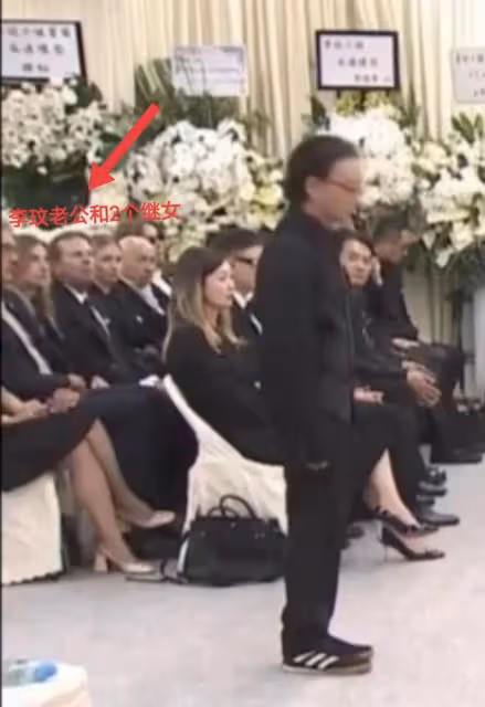 李玟靈堂曝光!紫檀棺木花海簇擁,蕭亞軒痛哭,Bruce僅坐第二排