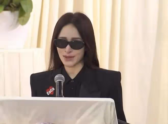 李玟靈堂曝光！紫檀棺木花海簇擁，蕭亞軒痛哭，Bruce僅坐第二排