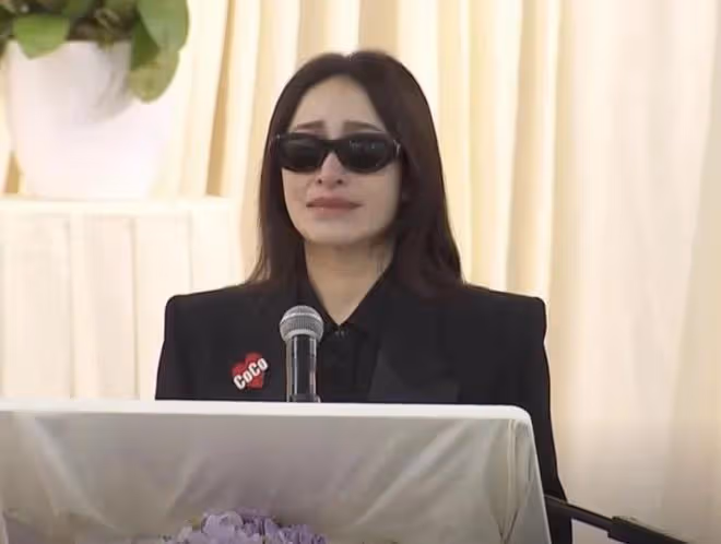 李玟靈堂曝光！紫檀棺木花海簇擁，蕭亞軒痛哭，Bruce僅坐第二排