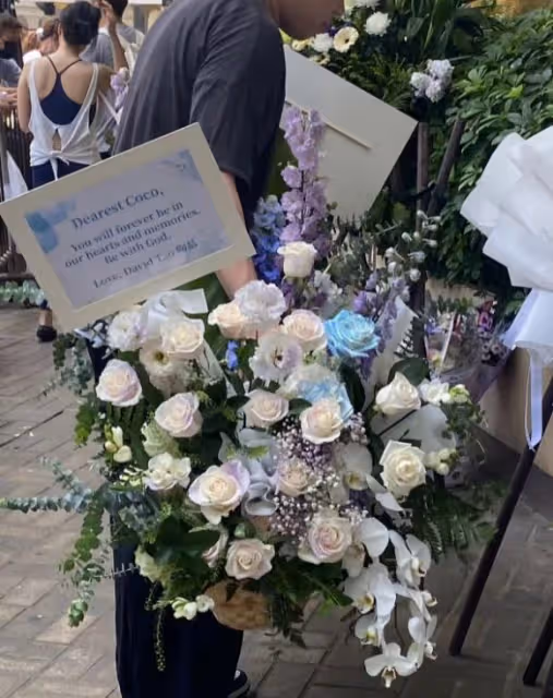 李玟追思會現場曝光,花籃輓聯堆滿地,陶喆張惠妹紛紛送花籃悼念