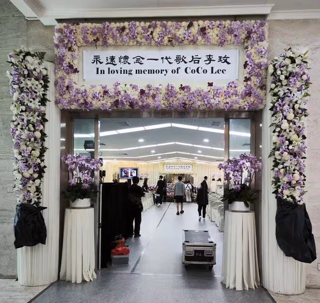李玟追悼會現場曝光:繼女微笑現身,母親不出席,老公玩「快閃」