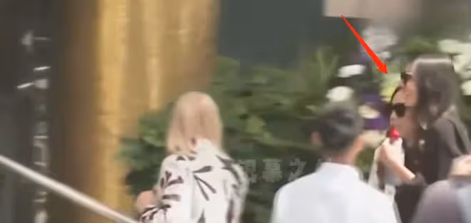 李玟追悼會現場曝光:繼女微笑現身,母親不出席,老公玩「快閃」