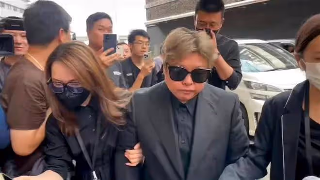 李玟追悼會:蕭亞軒哭不停,李玟老公和繼女坐第二排,媽媽未到場
