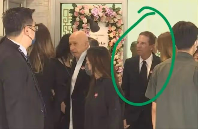 李玟追悼會:蕭亞軒哭不停,李玟老公和繼女坐第二排,媽媽未到場