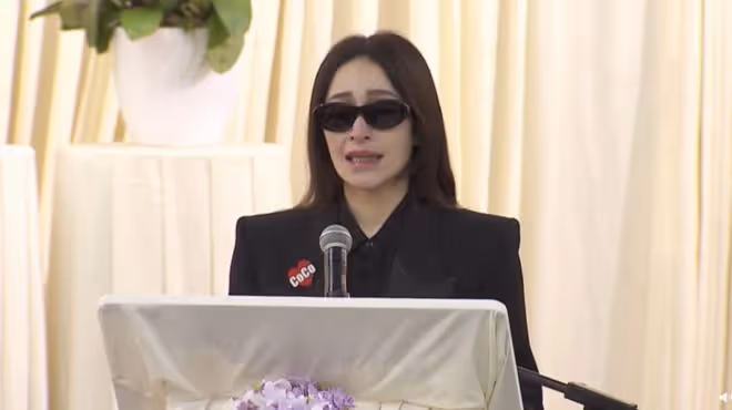李玟追悼會:蕭亞軒哭不停,李玟老公和繼女坐第二排,媽媽未到場